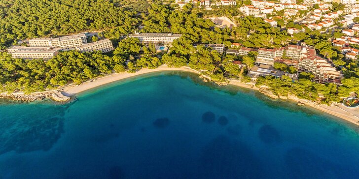 Dovolenka v chorvátskej Brele: hotel priamo pri pláži, bohaté bufetové raňajky a bazén