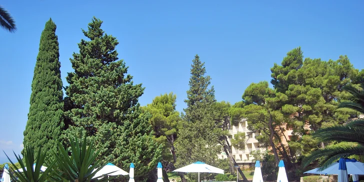 Dovolenka v chorvátskej Brele: hotel priamo pri pláži, bohaté bufetové raňajky a bazén