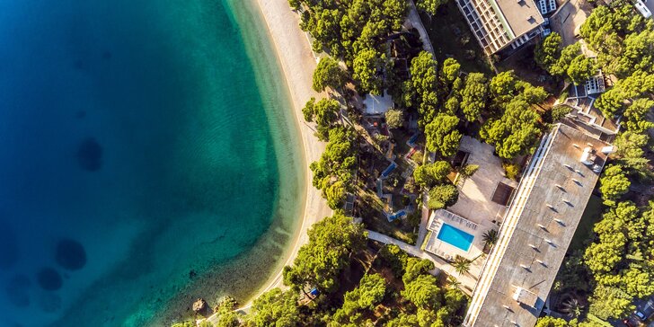 Dovolenka v chorvátskej Brele: hotel priamo pri pláži, bohaté bufetové raňajky a bazén