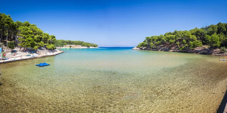 Dovolenka na ostrove Hvar: 3* hotel pri mori, chutné raňajky, terasa s bazénom