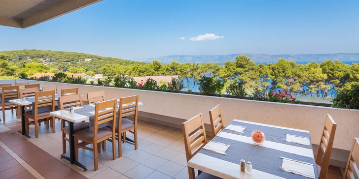 Dovolenka na ostrove Hvar: 3* hotel pri mori, chutné raňajky, terasa s bazénom