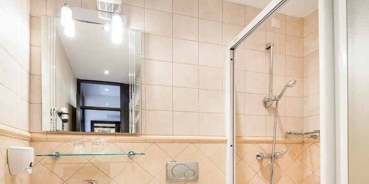 Dovolenka na ostrove Hvar: 3* hotel pri mori, chutné raňajky, terasa s bazénom