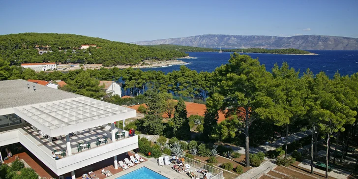 Dovolenka na ostrove Hvar: 3* hotel pri mori, chutné raňajky, terasa s bazénom