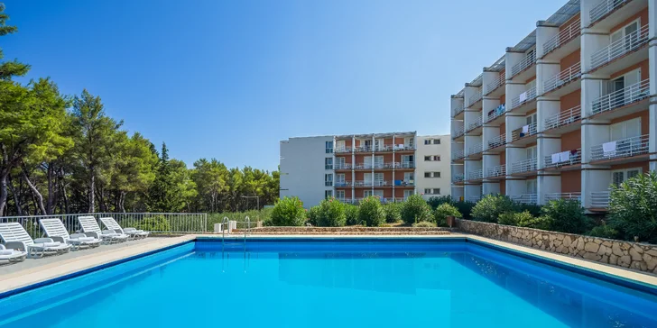 Dovolenka na ostrove Hvar: 3* hotel pri mori, chutné raňajky, terasa s bazénom