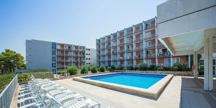 Dovolenka na ostrove Hvar: 3* hotel pri mori, chutné raňajky, terasa s bazénom