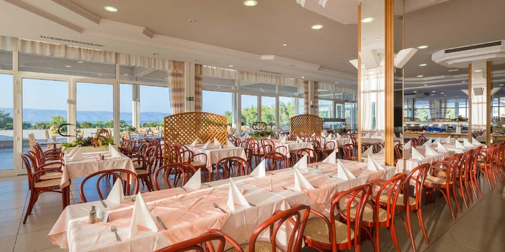 Dovolenka na ostrove Hvar: 3* hotel pri mori, chutné raňajky, terasa s bazénom