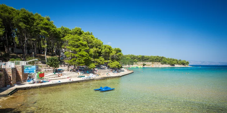 Dovolenka na ostrove Hvar: 3* hotel pri mori, chutné raňajky, terasa s bazénom