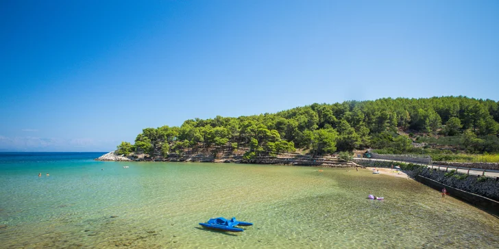 Dovolenka na ostrove Hvar: 3* hotel pri mori, chutné raňajky, terasa s bazénom