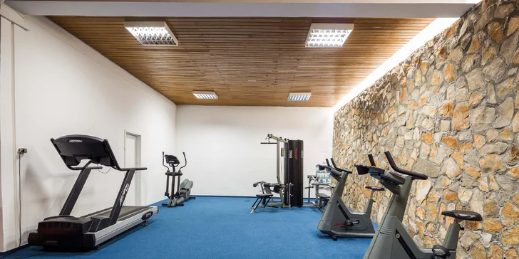 Dovolenka na ostrove Hvar: 3* hotel pri mori, chutné raňajky, terasa s bazénom