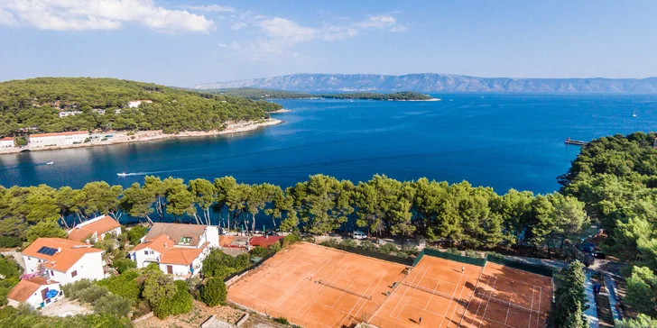Dovolenka na ostrove Hvar: 3* hotel pri mori, chutné raňajky, terasa s bazénom