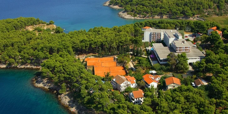 Dovolenka na ostrove Hvar: 3* hotel pri mori, chutné raňajky, terasa s bazénom