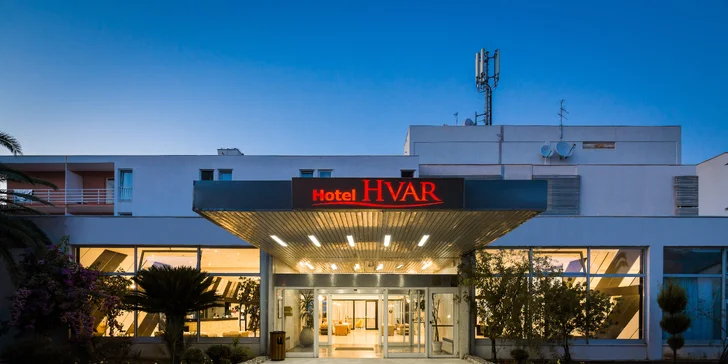 Dovolenka na ostrove Hvar: 3* hotel pri mori, chutné raňajky, terasa s bazénom