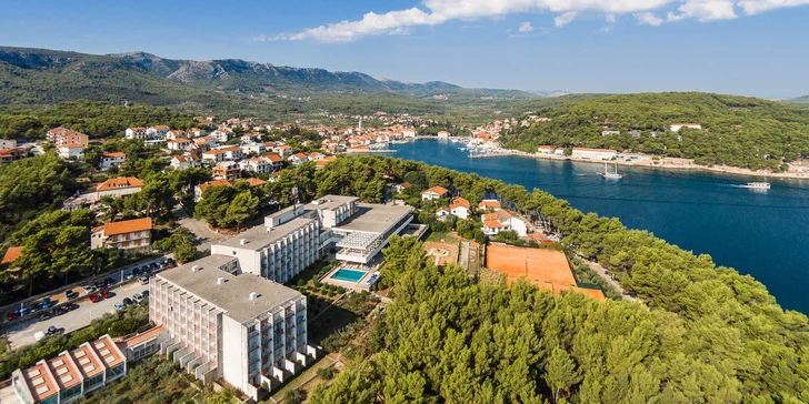 Dovolenka na ostrove Hvar: 3* hotel pri mori, chutné raňajky, terasa s bazénom