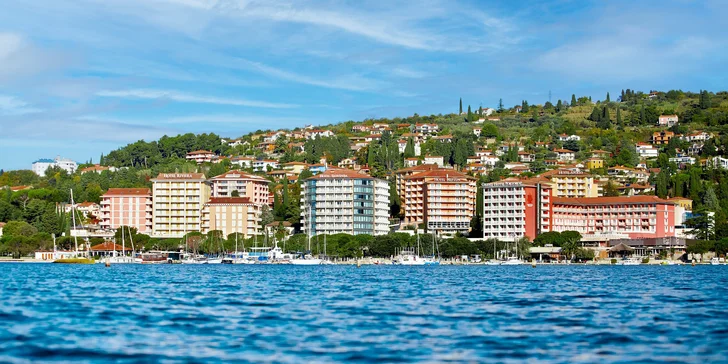 Dovolenka v Portoroži: 4* hotel pri mori s raňajkami či polpenziou a bazénmi