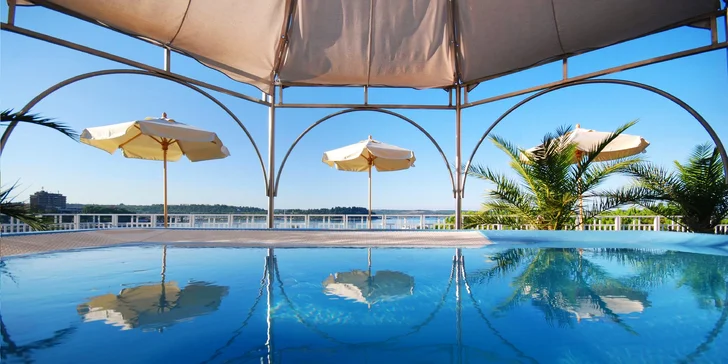 Dovolenka v Portoroži: 4* hotel pri mori s raňajkami či polpenziou a bazénmi