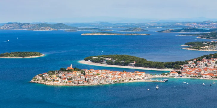 Letná dovolenka v chorvátskom letovisku Primošten: 3* hotel s bazénom iba 50 m od pláže