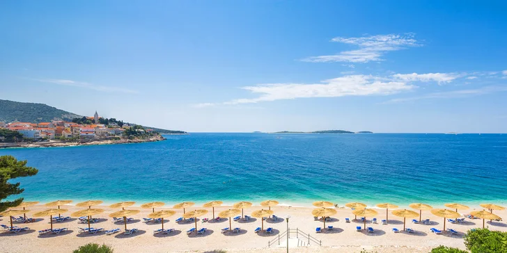 Letná dovolenka v chorvátskom letovisku Primošten: 3* hotel s bazénom iba 50 m od pláže