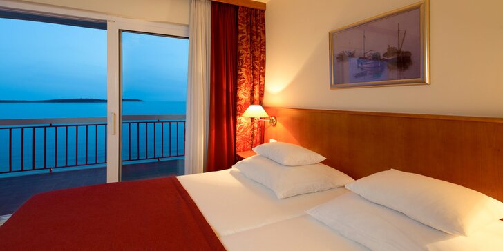 Letná dovolenka v chorvátskom letovisku Primošten: 3* hotel s bazénom iba 50 m od pláže