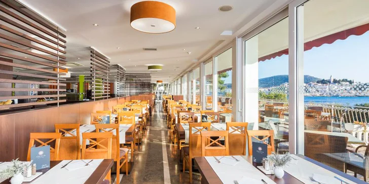 Letná dovolenka v chorvátskom letovisku Primošten: 3* hotel s bazénom iba 50 m od pláže