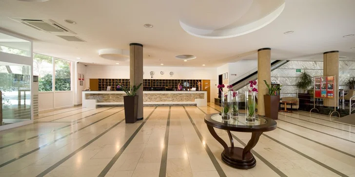 Letná dovolenka v chorvátskom letovisku Primošten: 3* hotel s bazénom iba 50 m od pláže