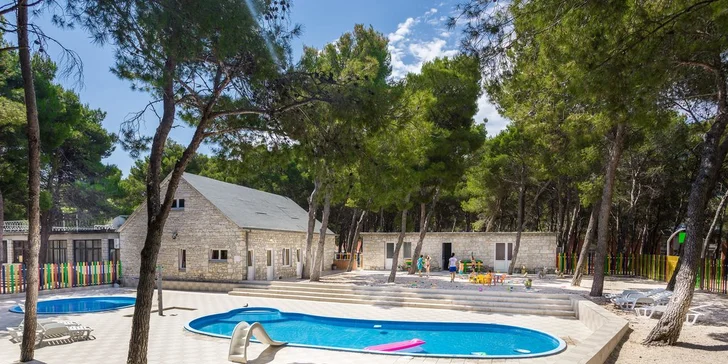 Letná dovolenka v chorvátskom letovisku Primošten: 3* hotel s bazénom iba 50 m od pláže