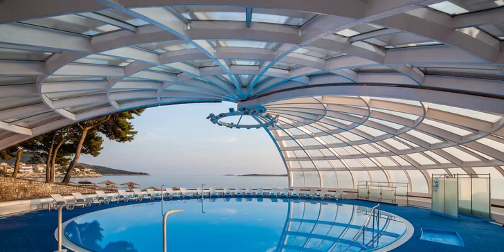 Letná dovolenka v chorvátskom letovisku Primošten: 3* hotel s bazénom iba 50 m od pláže