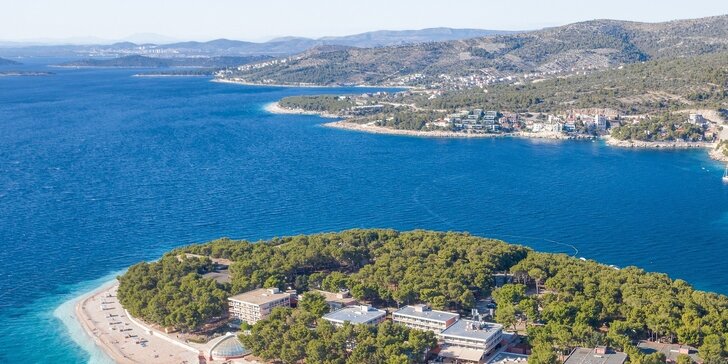 Letná dovolenka v chorvátskom letovisku Primošten: 3* hotel s bazénom iba 50 m od pláže
