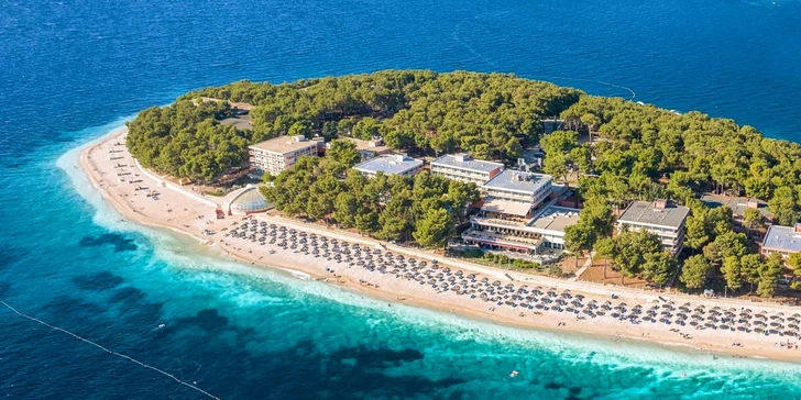 Letná dovolenka v chorvátskom letovisku Primošten: 3* hotel s bazénom iba 50 m od pláže