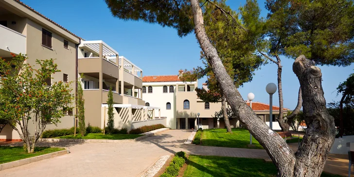 4* apartmánový rezort v letovisku Pula: 200 m od pláže, bazén, tobogán
