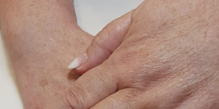 Krásne nechty na rukách i nohách – manikúra s gél lakom či gélové nechty