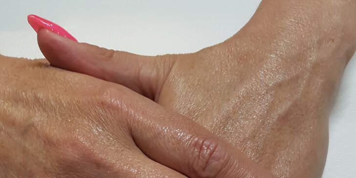 Krásne nechty na rukách i nohách – manikúra s gélovaním prírodných nechtov bez predĺženia