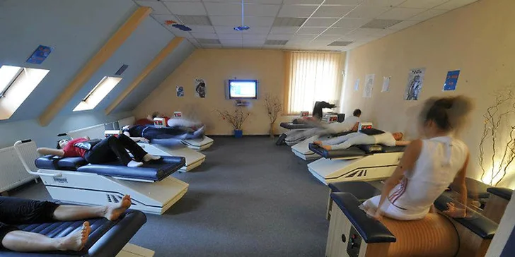 Večerné cvičenie na rekondičných stoloch za polovicu