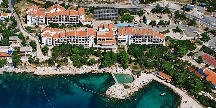 Chorvátsko all inclusive: hotel len 50 metrov od pláže, wellness a atrakcie pre deti