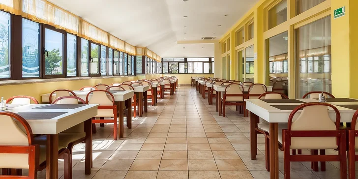 Chorvátsko all inclusive: hotel len 50 metrov od pláže, wellness a atrakcie pre deti