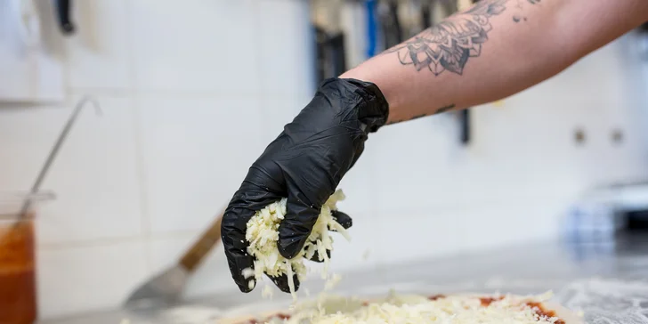 Malá alebo veľká pizza podľa vlastného výberu z Hood Food
