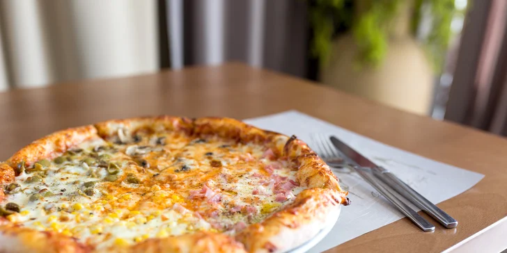 Malá alebo veľká pizza podľa vlastného výberu z Hood Food