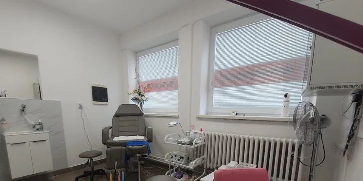 Medicinálna alebo suchá pedikúra aj s lakovaním či gél lakom v salóne Ellien