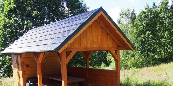 Rozprávková drevenica v areáli Sudoparku: sauna, vírivka i kúpanie v sudoch