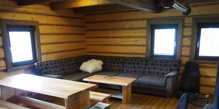 Rozprávková drevenica v areáli Sudoparku: sauna, vírivka i kúpanie v sudoch