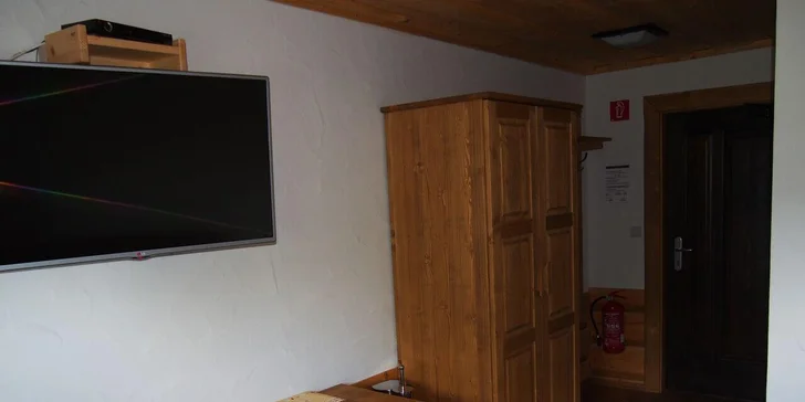 Rozprávková drevenica v areáli Sudoparku: sauna, vírivka i kúpanie v sudoch
