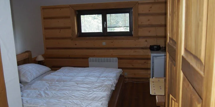 Rozprávková drevenica v areáli Sudoparku: sauna, vírivka i kúpanie v sudoch