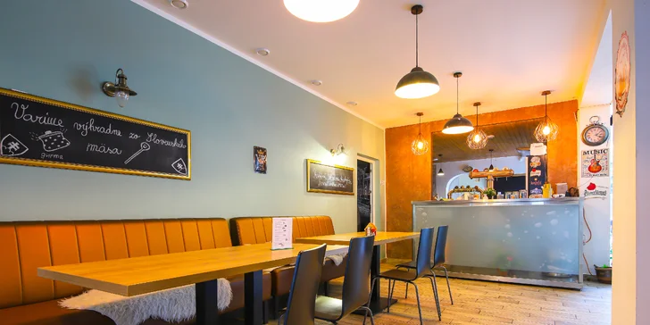 3 druhy domácich burgerov s hranolčekmi, coleslaw šalátom a dresingom