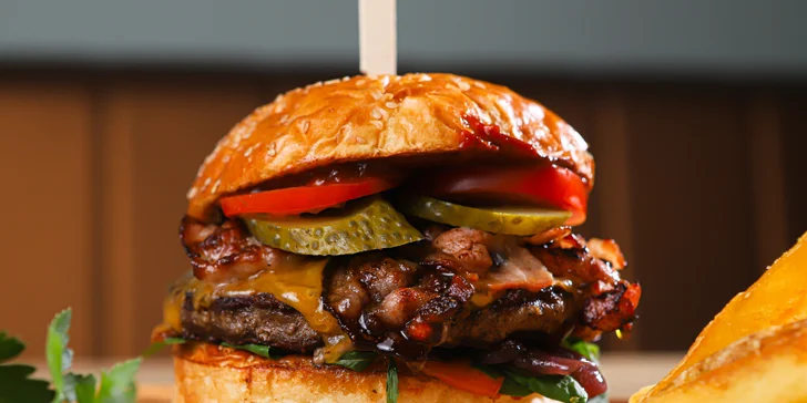 3 druhy domácich burgerov s hranolčekmi, coleslaw šalátom a dresingom