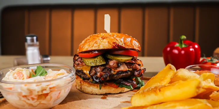 3 druhy domácich burgerov s hranolčekmi, coleslaw šalátom a dresingom
