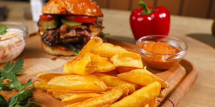 3 druhy domácich burgerov s hranolčekmi, coleslaw šalátom a dresingom