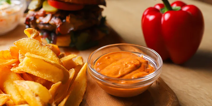 3 druhy domácich burgerov s hranolčekmi, coleslaw šalátom a dresingom