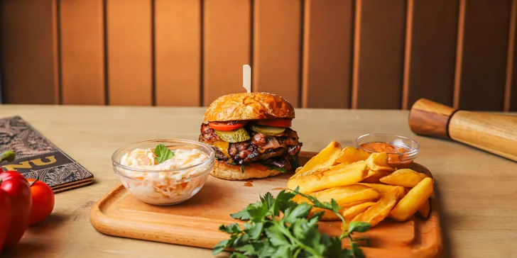 3 druhy domácich burgerov s hranolčekmi, coleslaw šalátom a dresingom