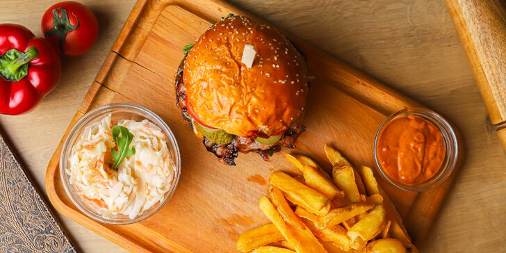 3 druhy domácich burgerov s hranolčekmi, coleslaw šalátom a dresingom