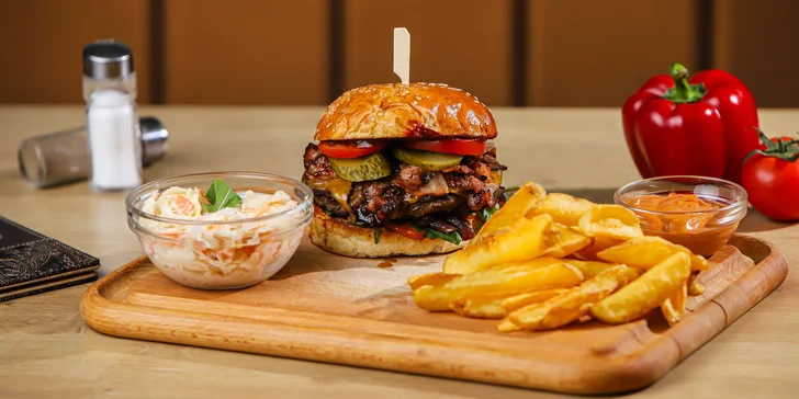 3 druhy domácich burgerov s hranolčekmi, coleslaw šalátom a dresingom