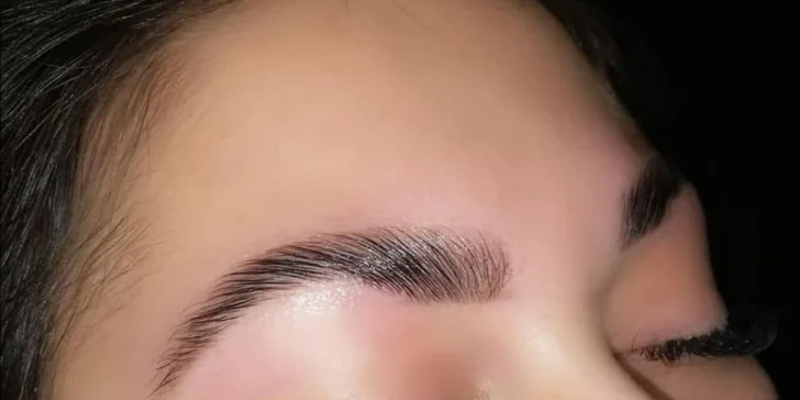 Dokonale upravené obočie a neodolateľný pohľad s lash liftom či 3D mihalnicami
